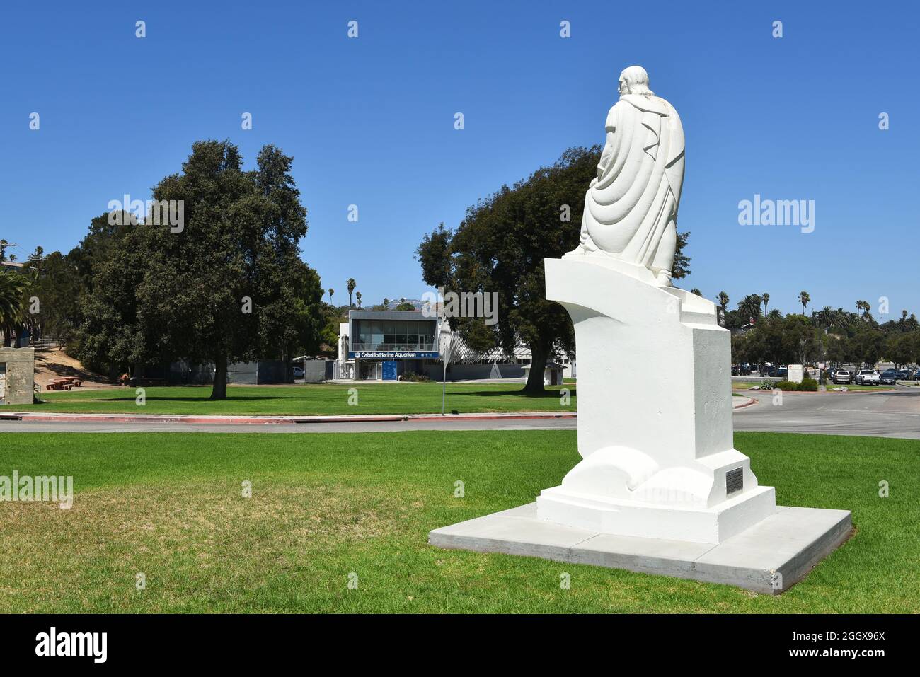 SAN PEDRO, CALIFORNIA - 27 AGO 2021: Primo piano della statua di Juan Rodriguez Cabrillo e Cabrillo Marine Aquarium. Foto Stock