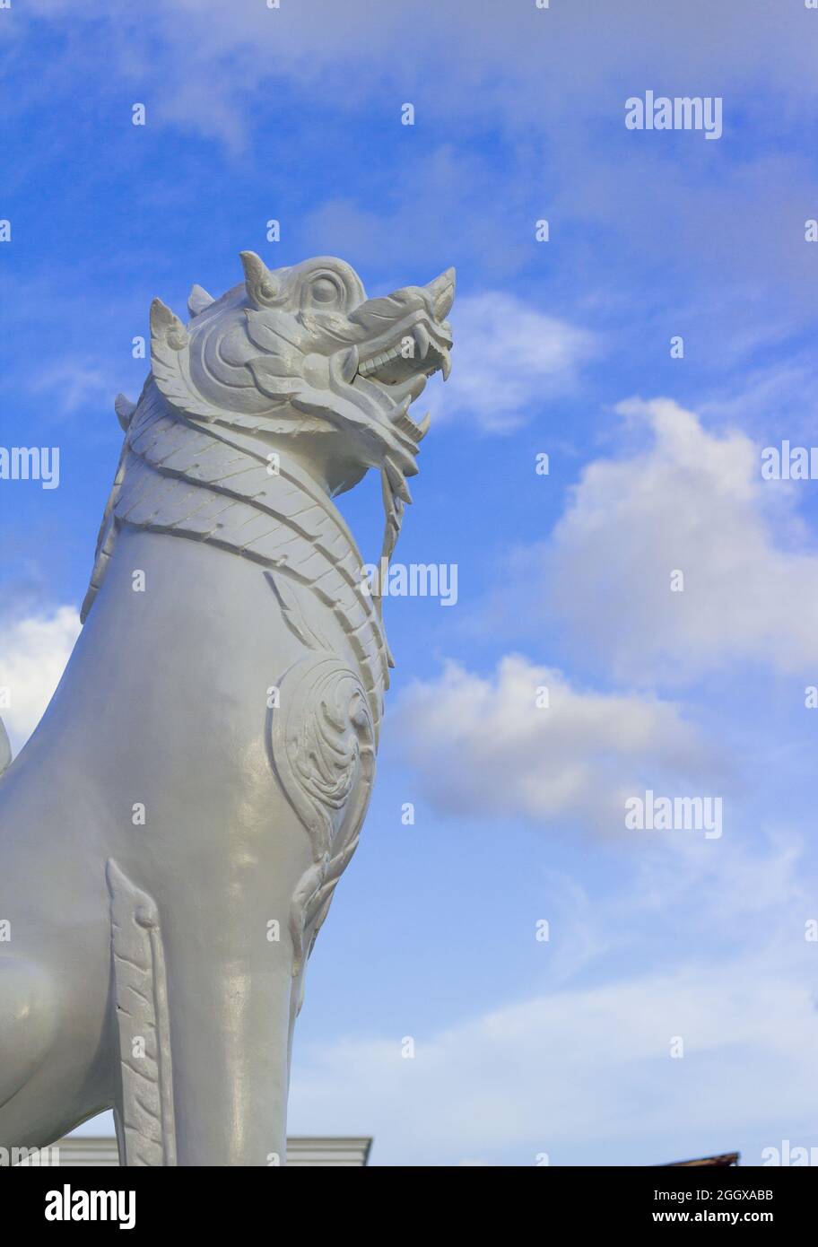 scultura singha indipendente su sfondo cielo blu Foto Stock