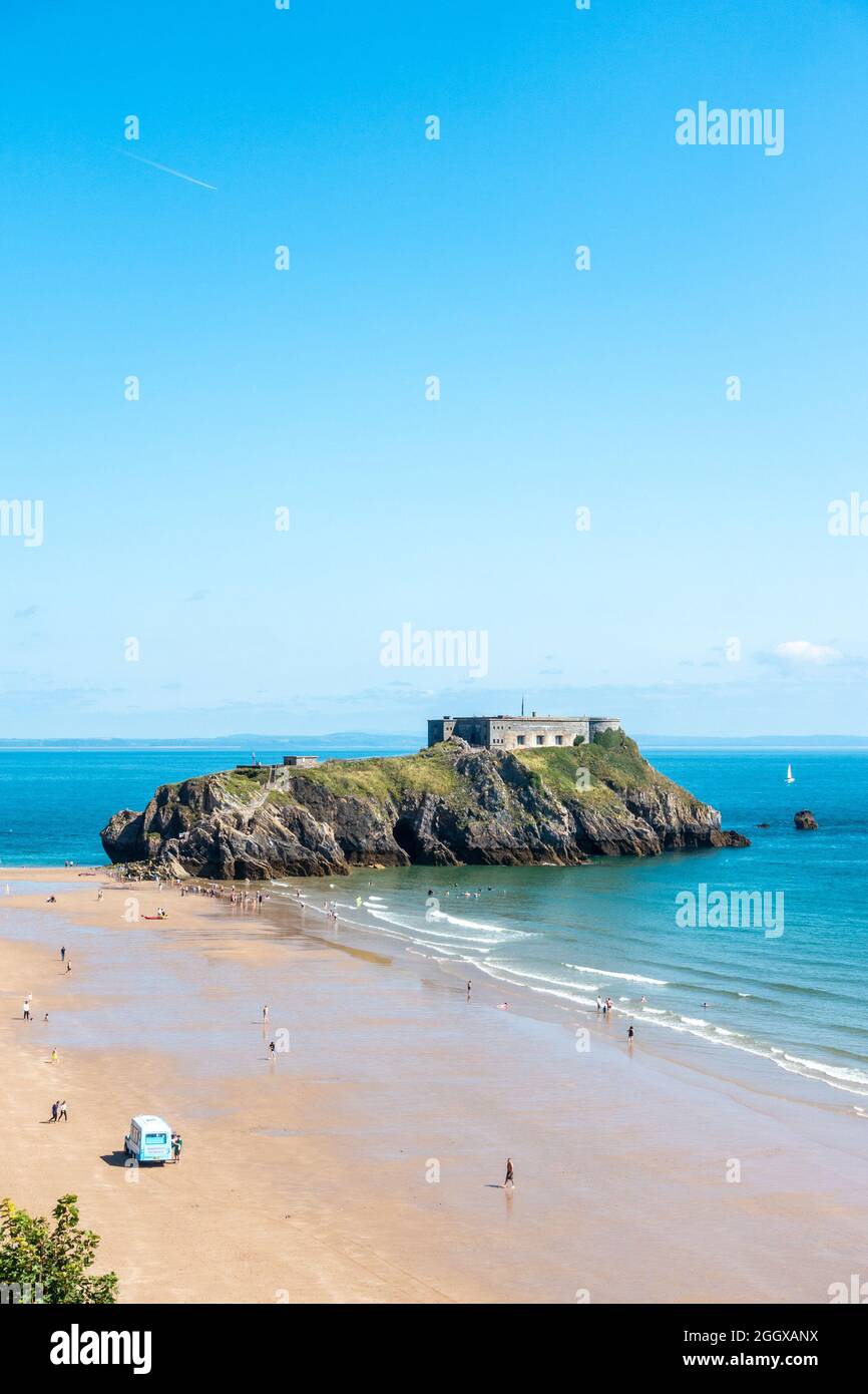 Una vista dell'Isola di Santa Caterina, Tenby collegata alla terraferma via South Beach vista con la bassa marea. Foto Stock