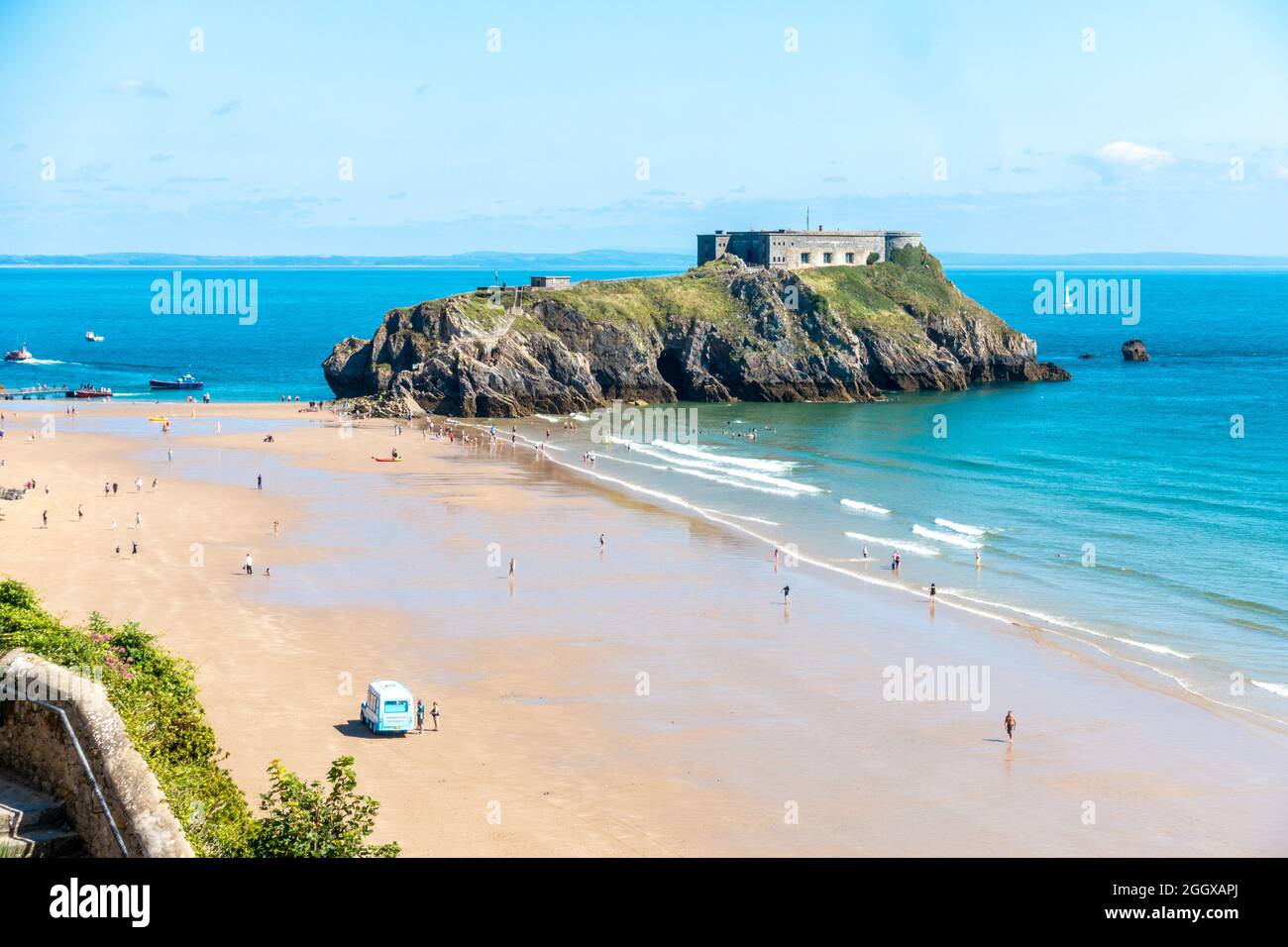 Una vista dell'Isola di Santa Caterina, Tenby collegata alla terraferma via South Beach vista con la bassa marea. Foto Stock