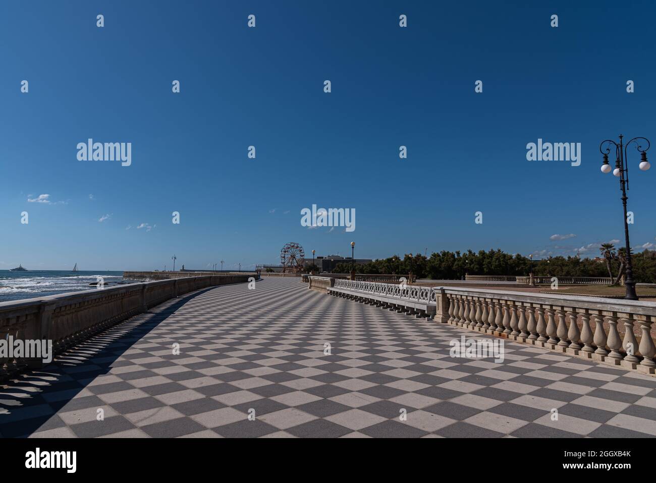 La Terrazza Mascagni è uno dei luoghi più eleganti e suggestivi di Livorno ed è situata sul lungomare ai margini di Viale Italia. Foto Stock