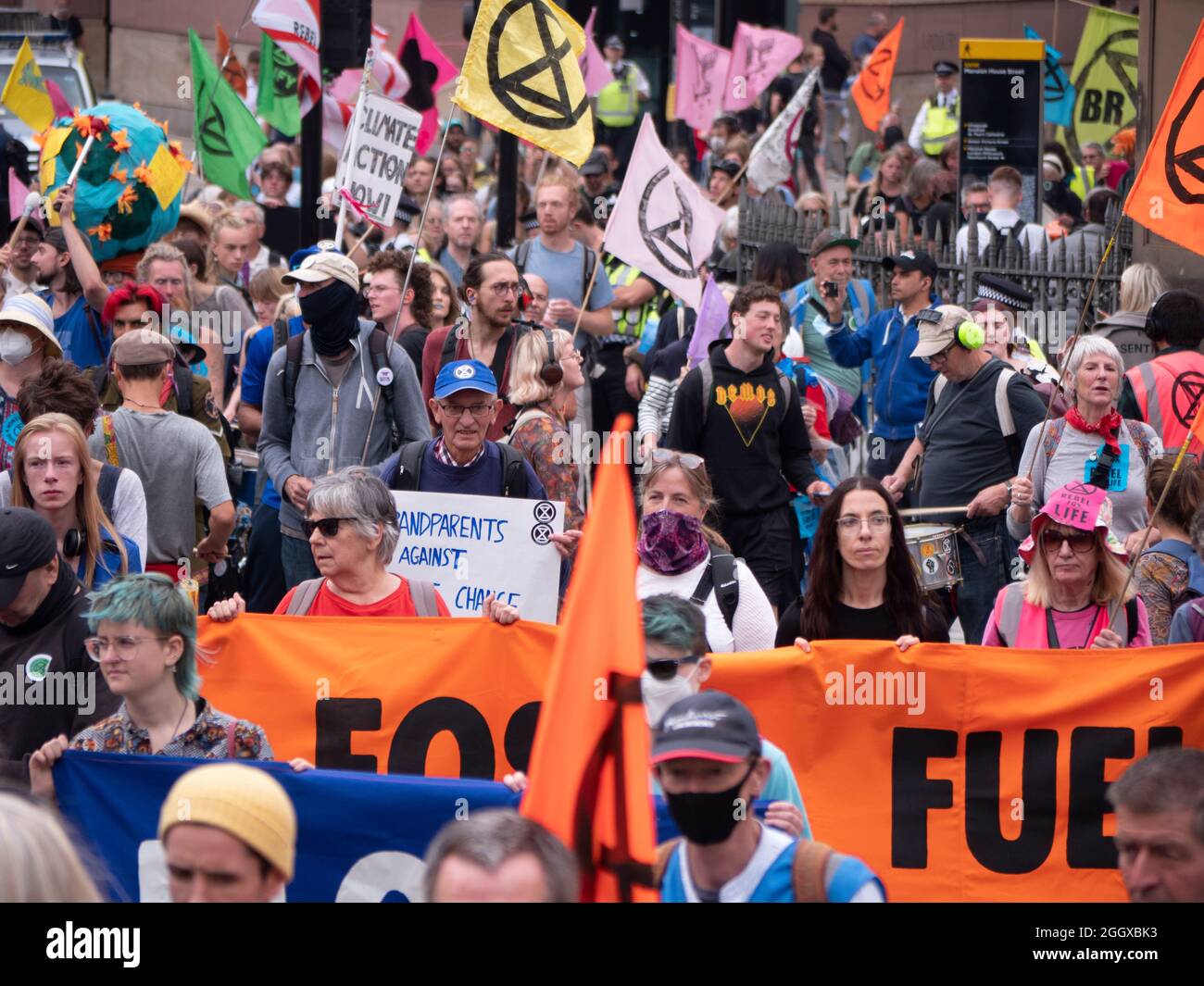 Extinction Rebellion protesta XR London UK, 03/09/2021, i manifestanti della XR march nella City of London, camminano oltre Bank Station, con tamburi e striscioni Foto Stock