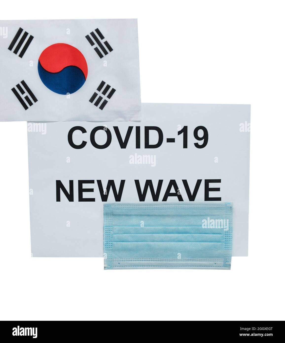 Foglio con iscrizione: Covid -19 nuova onda, maschera medica e bandiera della Repubblica di Corea. Isolato su sfondo bianco. Concetto della prossima onda o Foto Stock