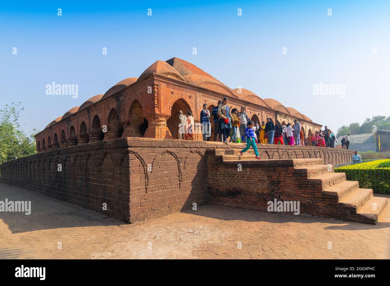 BISHNUPUR, BENGALA OCCIDENTALE, INDIA - 26th DICEMBRE 2015 : Rasmancha, il tempio in mattoni più antico dell'India è una famosa attrazione turistica. Tempio in terracotta. Foto Stock