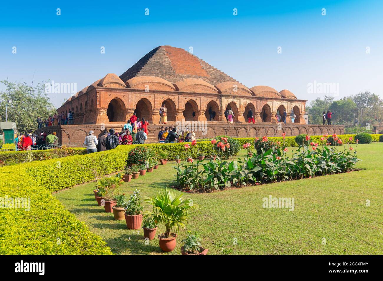BISHNUPUR, BENGALA OCCIDENTALE, INDIA - 26th DICEMBRE 2015 : Rasmancha, il tempio in mattoni più antico dell'India è una famosa attrazione turistica. Tempio in terracotta. Foto Stock