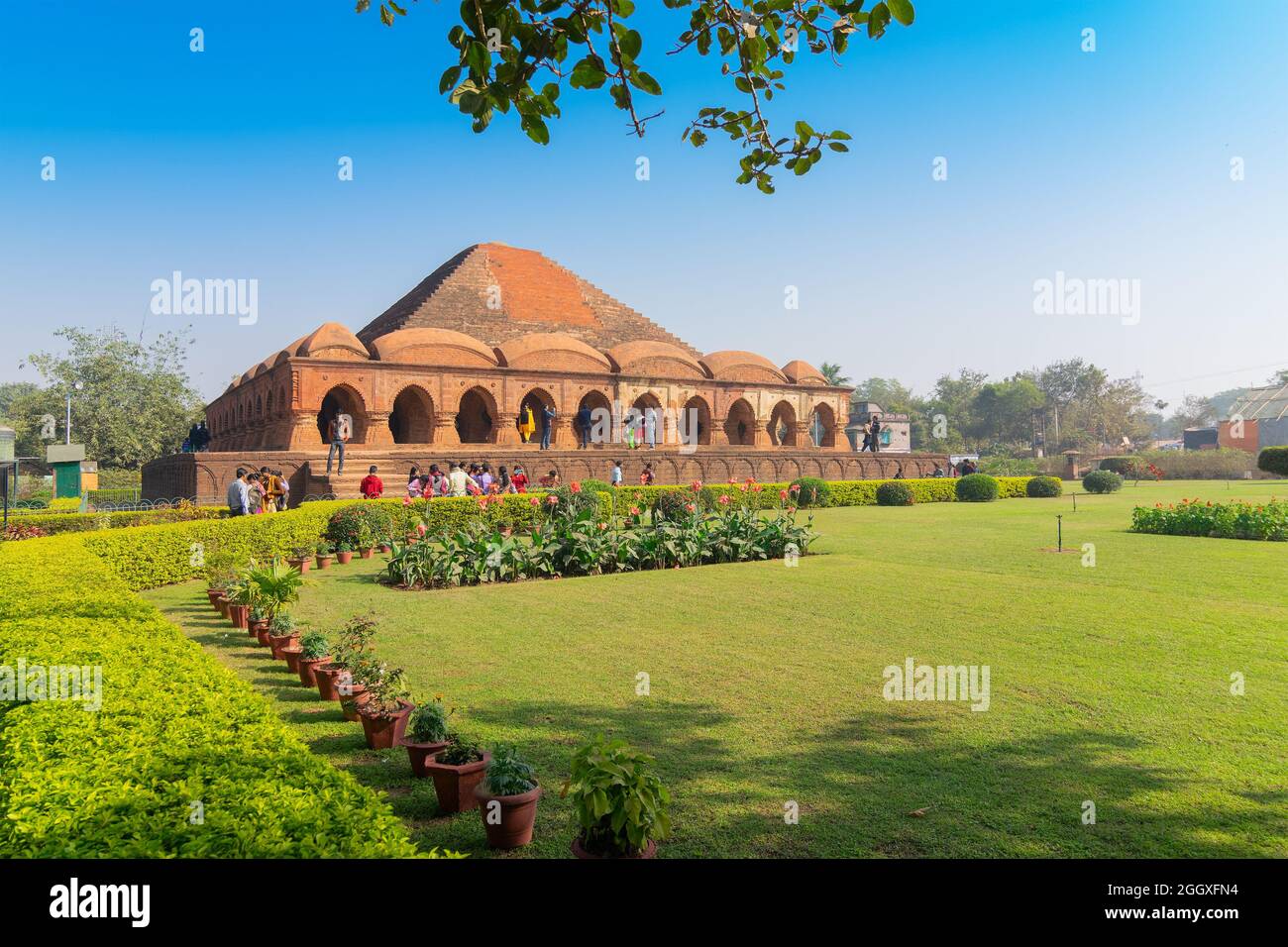 BISHNUPUR, BENGALA OCCIDENTALE, INDIA - 26th DICEMBRE 2015 : Rasmancha, il tempio in mattoni più antico dell'India è una famosa attrazione turistica. Tempio in terracotta. Foto Stock