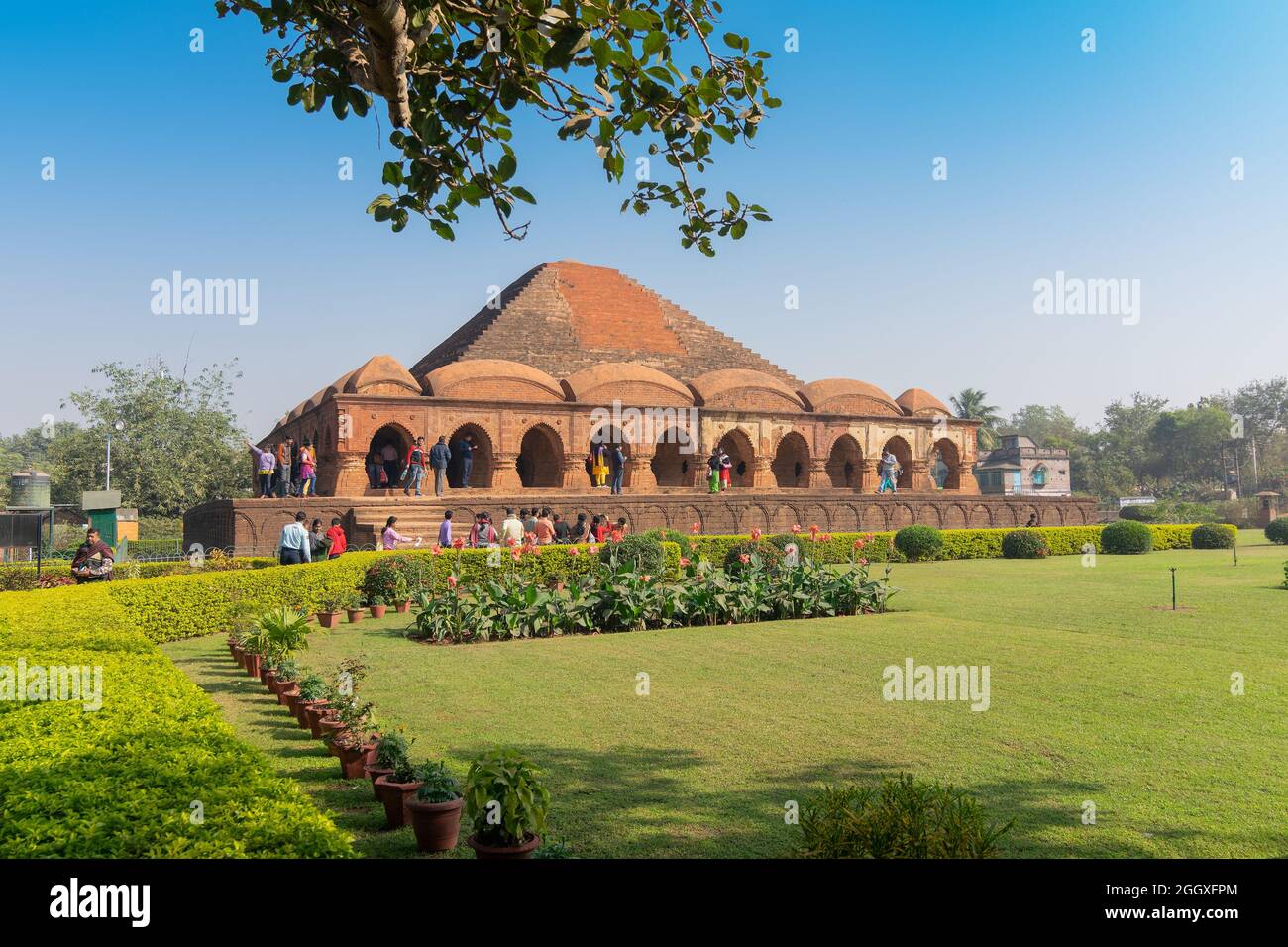 BISHNUPUR, BENGALA OCCIDENTALE, INDIA - 26th DICEMBRE 2015 : Rasmancha, il tempio in mattoni più antico dell'India è una famosa attrazione turistica. Tempio in terracotta. Foto Stock