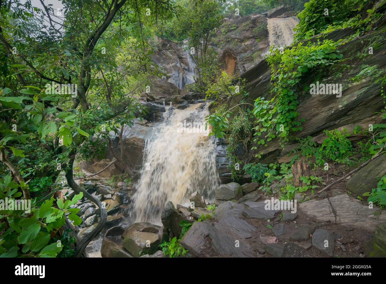 Bella cascata di Bambi con ruscelli pieni di acqua che scorre in discesa tra le pietre , during monsone dovuto la pioggia a Ayodhya pahar, Purulia, India, Foto Stock