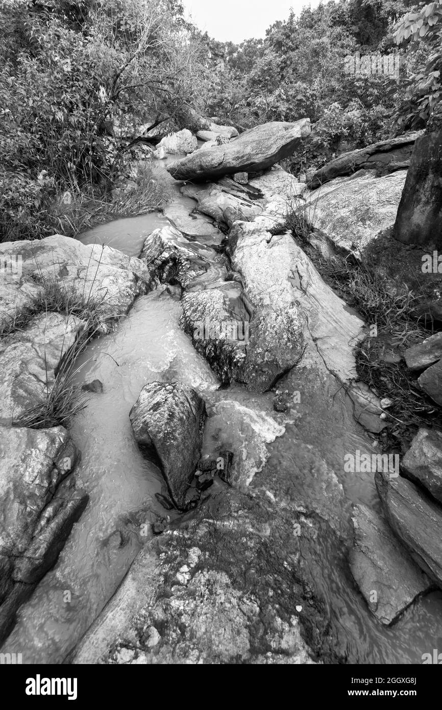 Bella cascata di Bambi con ruscelli pieni di acqua che scorre in discesa tra le pietre , during monsone dovuto la pioggia a Ayodhya pahar, Purulia, India, Foto Stock