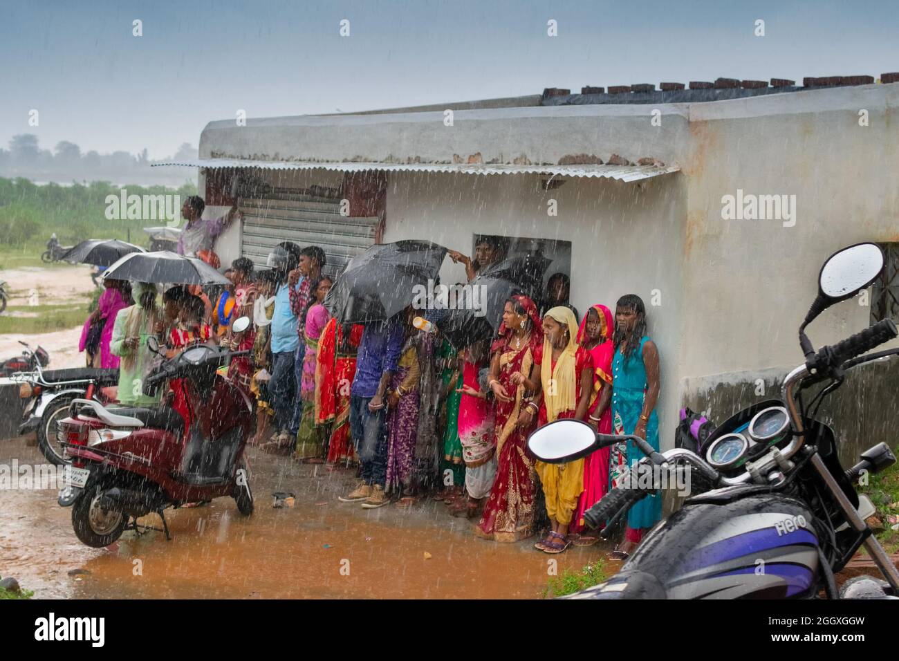 Purulia, Bengala Occidentale, India - Lunedì 14th Agosto 2017 : Moody immagine di monsone, gente rurale si rifugiò sotto il cofano per sfuggire alla pioggia. Stagione piovosa. Foto Stock