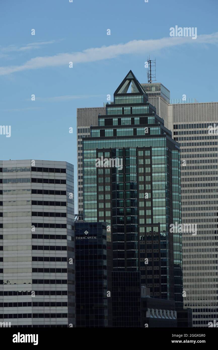 Montreal, QC, Canada - 8-22-2021: Una vista verticale dei grattacieli di McGill Avenue in una chiara giornata estiva. L'indice del grattacielo piramidale-superiore è 1501 noto a. Foto Stock