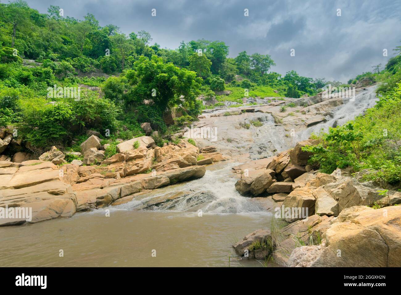 Bella cascata Ghatkhola con pieni ruscelli d'acqua che scorrono in discesa tra le pietre, during monsone dovuto la pioggia a Ayodhya pahar, W.B., India. Foto Stock