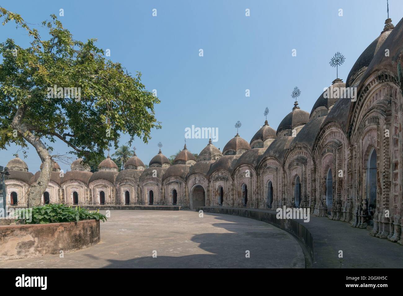 Immagine panoramica di 108 Templi Shiva di Kalna, Burdwan , Bengala Occidentale. Un totale di 108 templi di Lord Shiva (un Dio Indù). Sito patrimonio dell'umanità dell'UNESCO. Foto Stock