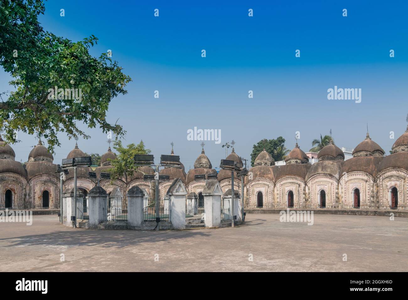 Immagine panoramica di 108 Templi Shiva di Kalna, Burdwan , Bengala Occidentale. Un totale di 108 templi di Lord Shiva (un Dio Indù). Sito patrimonio dell'umanità dell'UNESCO. Foto Stock