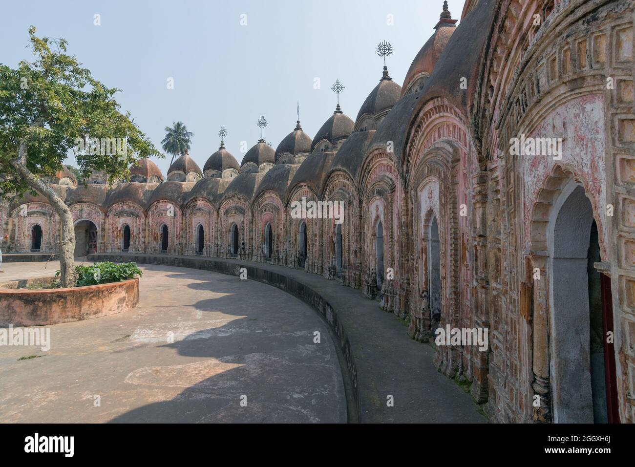 Immagine panoramica di 108 Templi Shiva di Kalna, Burdwan , Bengala Occidentale. Un totale di 108 templi di Lord Shiva (un Dio Indù). Sito patrimonio dell'umanità dell'UNESCO. Foto Stock
