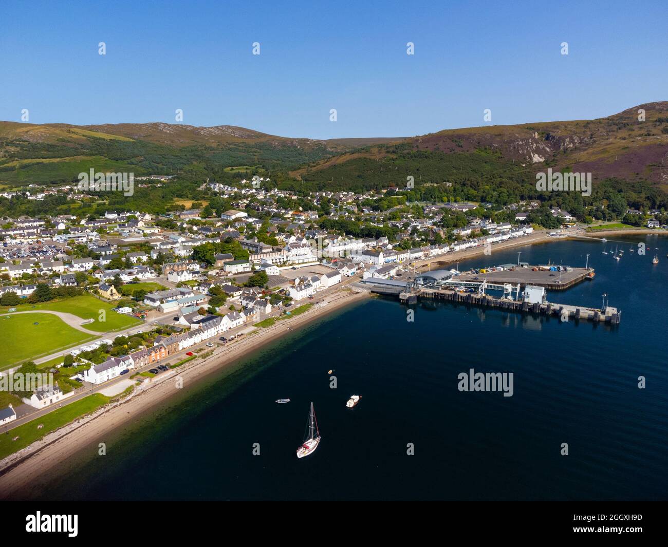 Vista aerea dal drone della città di Ullapool, Ross e Cromarty, Highland Region, Scozia, Regno Unito Foto Stock