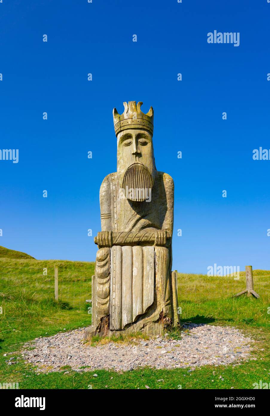 Grande scultura in legno di Lewis Chessman a Ardroil Beach, Uig Sands, Isola di Lewis, Ebridi esterne, Scozia, REGNO UNITO Foto Stock