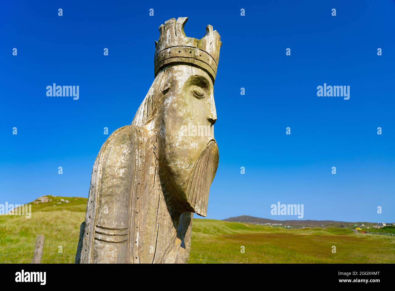 Grande scultura in legno di Lewis Chessman a Ardroil Beach, Uig Sands, Isola di Lewis, Ebridi esterne, Scozia, REGNO UNITO Foto Stock