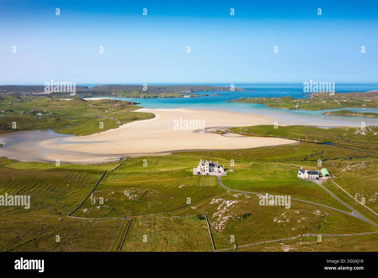 Vista aerea dal drone della spiaggia di sabbia di Uig sulla costa occidentale dell'isola di Lewis , Ebridi esterne, Scozia, Regno Unito Foto Stock