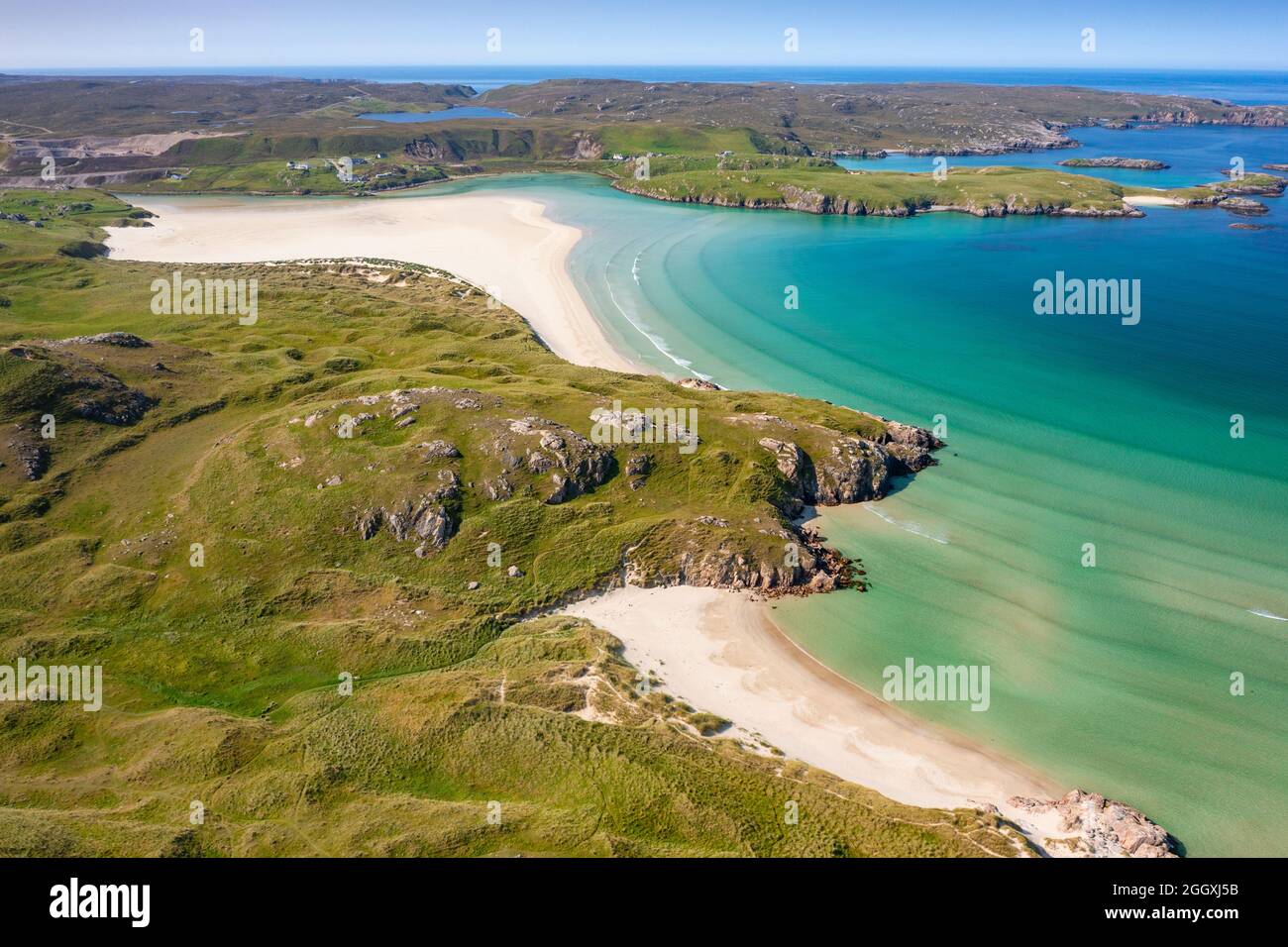 Vista aerea dal drone della spiaggia di sabbia di Uig sulla costa occidentale dell'isola di Lewis , Ebridi esterne, Scozia, Regno Unito Foto Stock