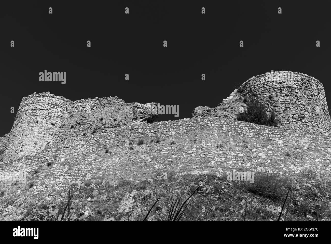 Sulla sommità della collina su cui è costruito il paese si trovano i resti di un castello normanno costruito su una preesistente fortezza lombarda, oggetto di stud Foto Stock