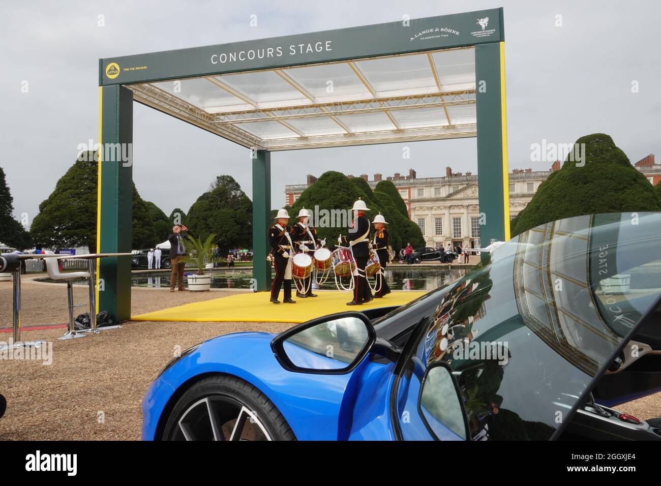 Hampton Court, Surrey, Regno Unito. 3 settembre 2021. Scene dal famoso Hampton Court Concorso di eleganza, in scena nei giardini del Palazzo reale vicino al Tamigi - qui i batteristi del Royal Marine Music Corps aprono i lavori di fronte allo stand Lotus EMIRA Credit: Motofoto/Alamy Live News Foto Stock