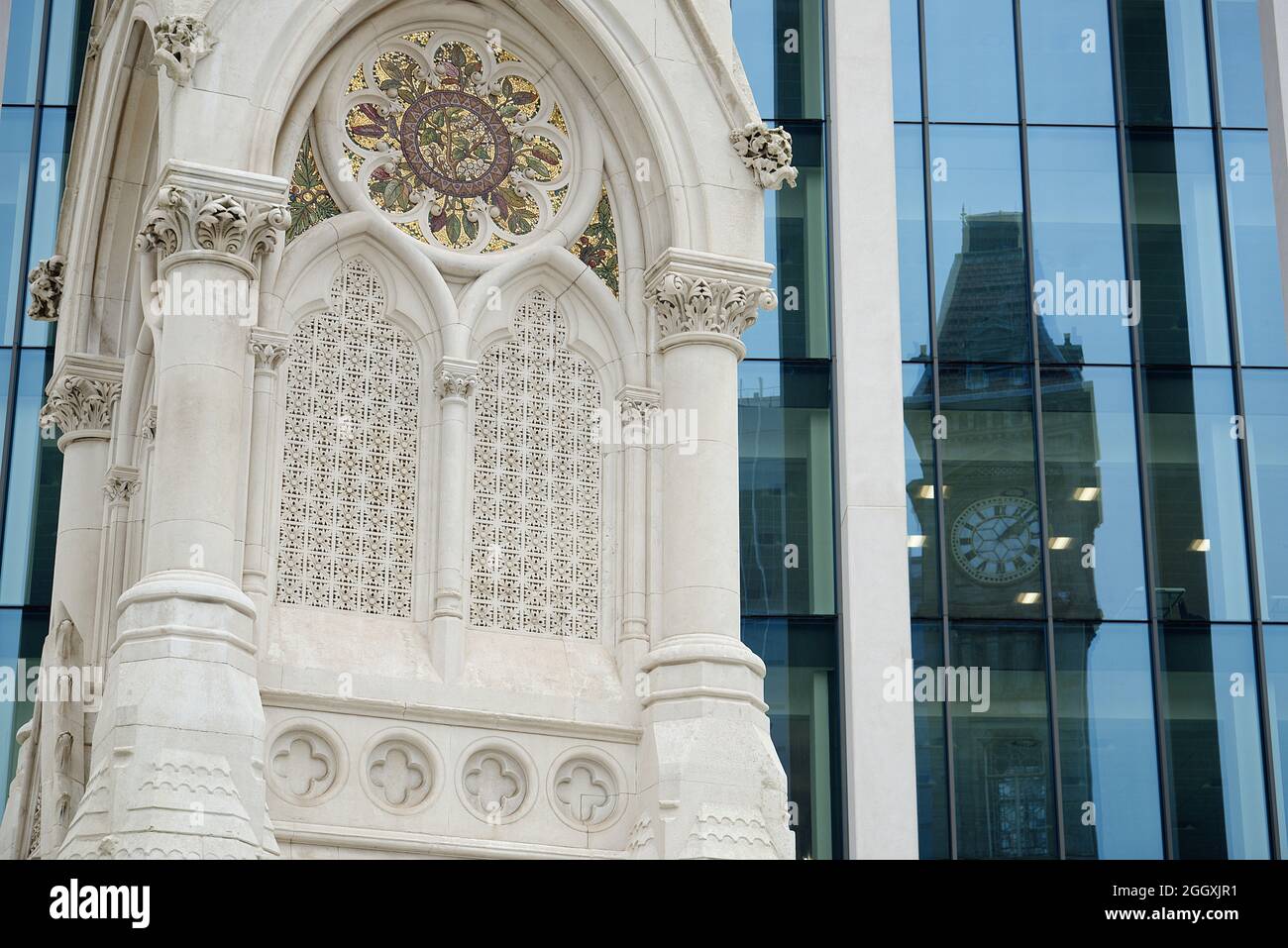 Chamberlain Square edifici a Birmingham, West Midlands, Inghilterra, Regno Unito. Riflesso del Museo di Birmingham e della galleria d'arte. Foto Stock