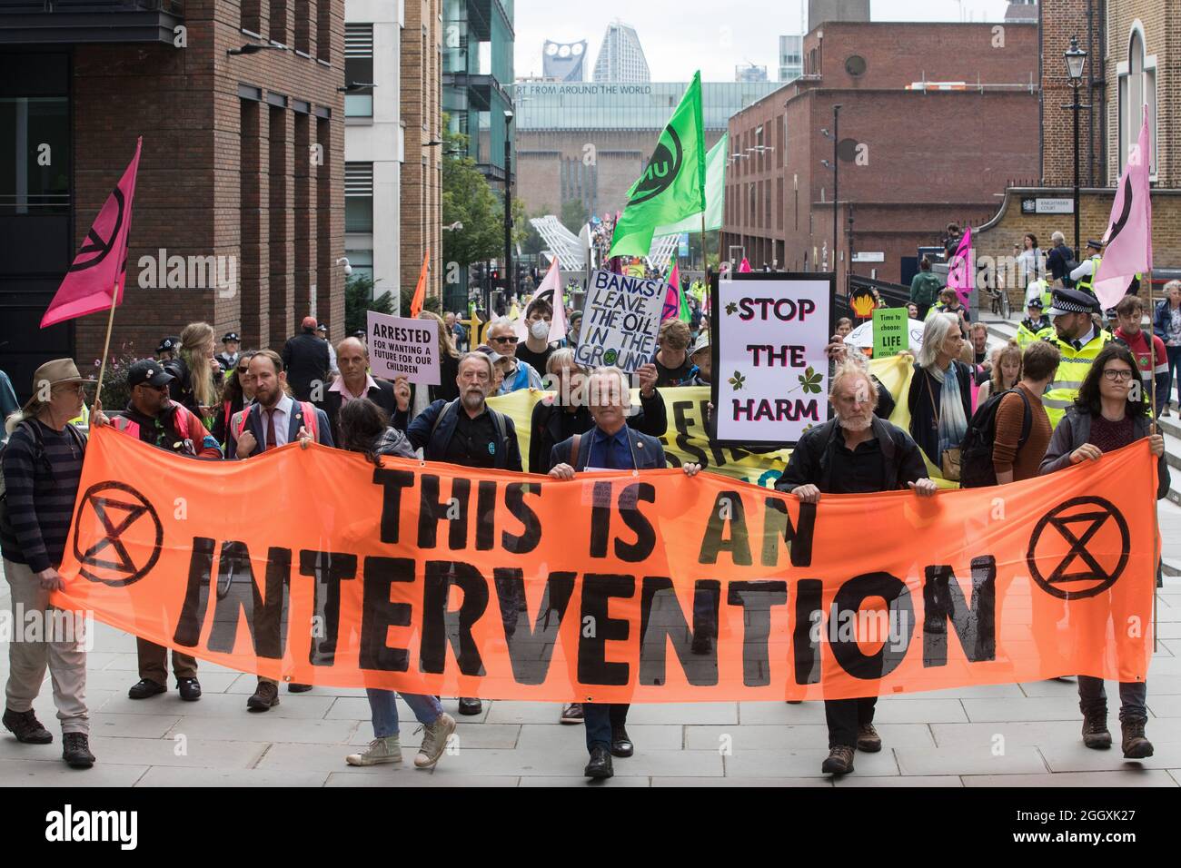 Londra, Regno Unito. 2 settembre 2021. Estinzione gli attivisti climatici della ribellione attraversano il Millennium Bridge dalla Tate Modern fino a raggiungere la City di Londra l'undicesimo giorno delle loro impossibili proteste di ribellione. Più di 50 attivisti indossavano dei cartelli che indicavano di infrangere le condizioni restrittive della cauzione entrando nella città di Londra. Estinzione la ribellione sta chiedendo al governo britannico di cessare tutti i nuovi investimenti di combustibili fossili con effetto immediato. Credit: Mark Kerrison/Alamy Live News Foto Stock