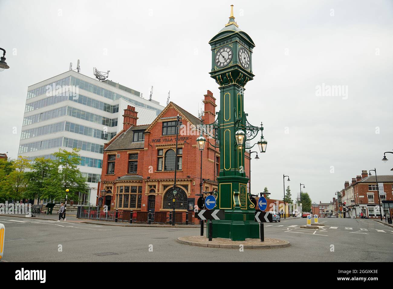 L'orologio Chamberlain nel quartiere dei gioielli di Birmingham. Al centro di una trafficata rotatoria all'incrocio. Foto Stock