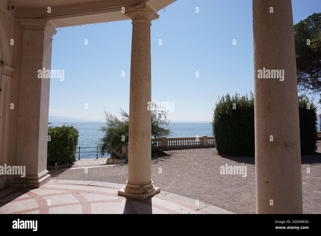 Vista sul mar mediterraneo attraverso le colonne in Opatija, Croazia 2020 Foto Stock