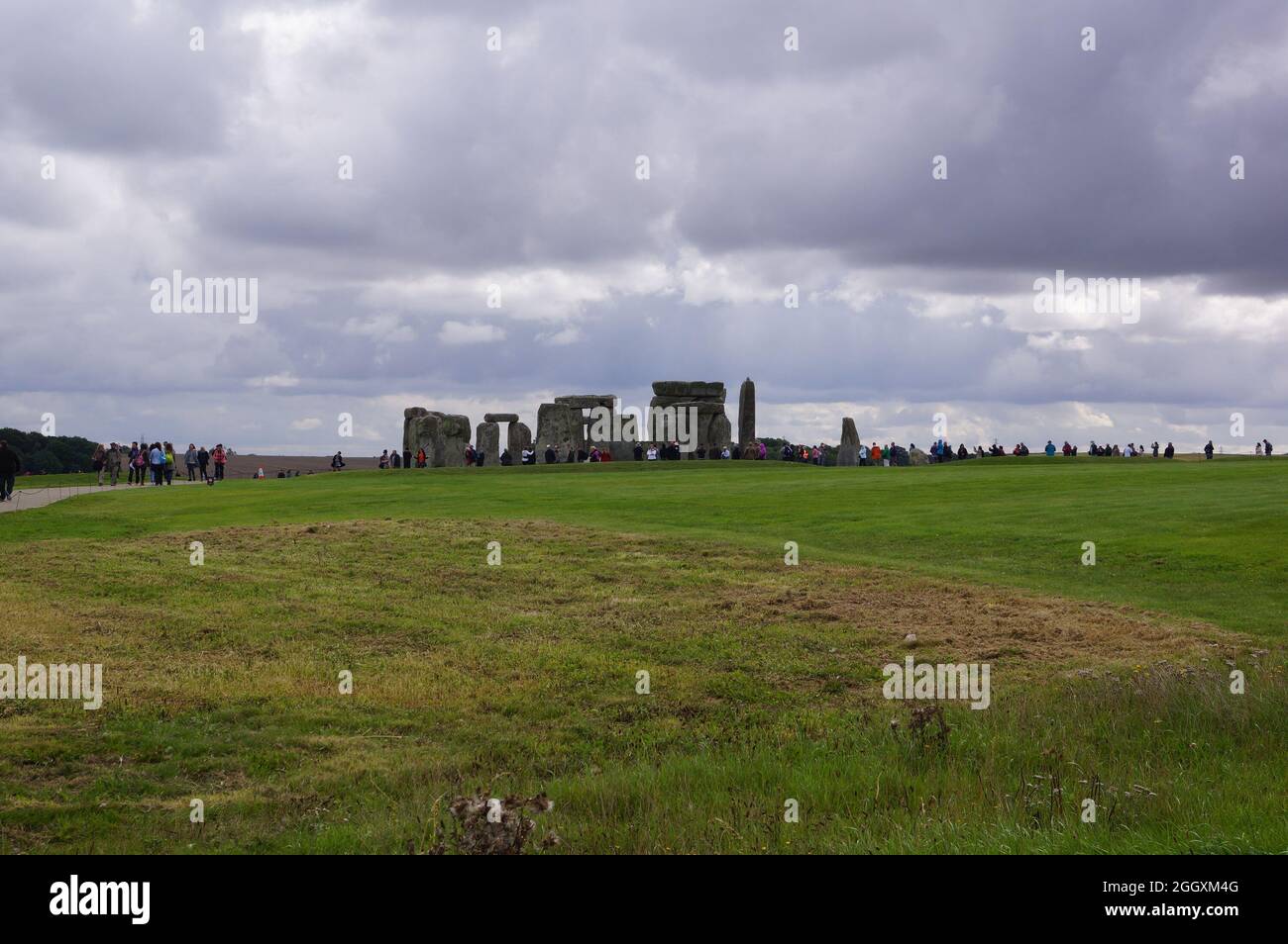 Amesbury, Wiltshire (UK): Persone che visitano l'anello di pietre verticali a Stonehenge Foto Stock