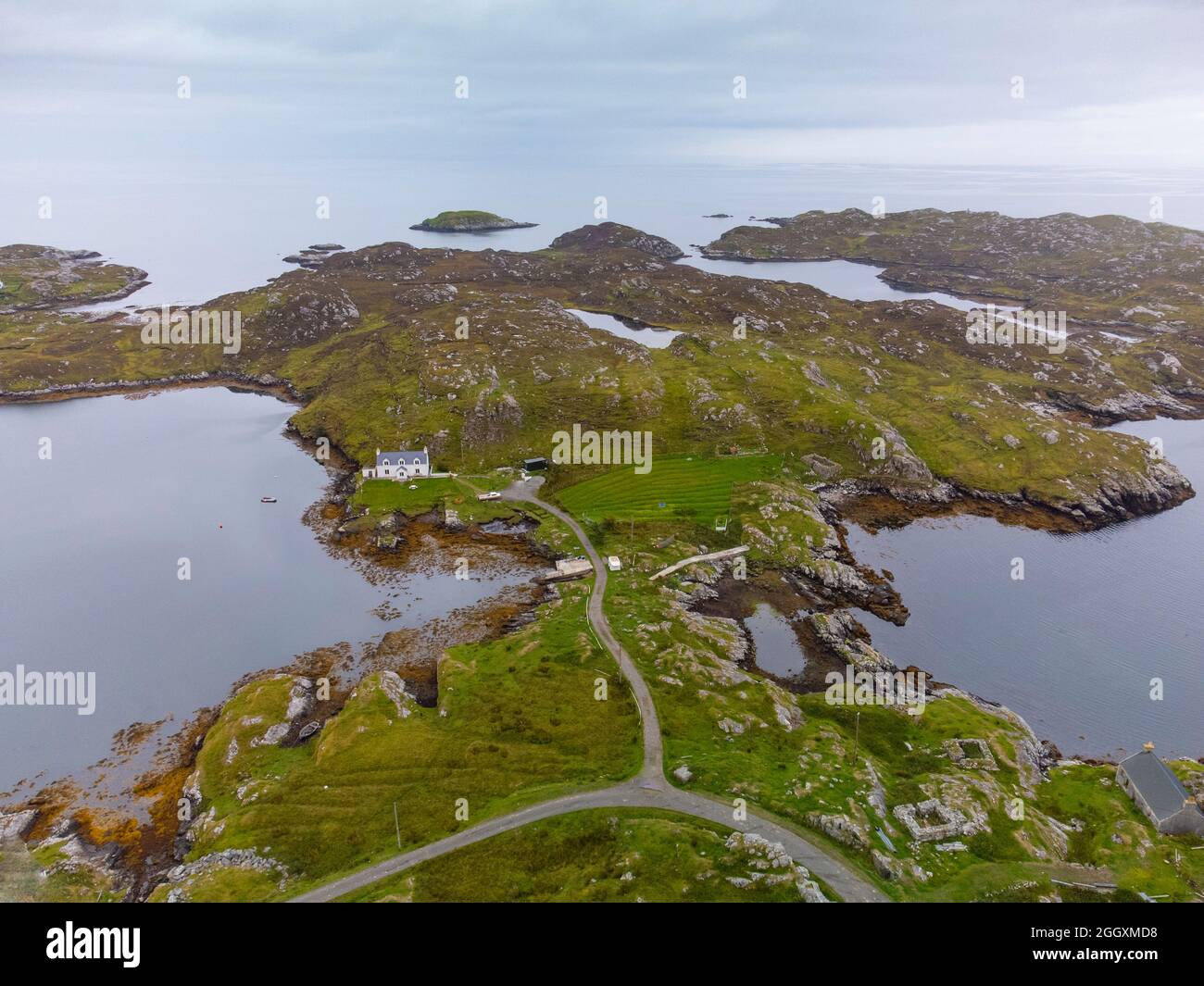 Vista aerea dal drone di insediamento a Manish sulle baie sulla costa orientale dell'isola di Harris, Ebridi esterne, Scozia, Regno Unito Foto Stock