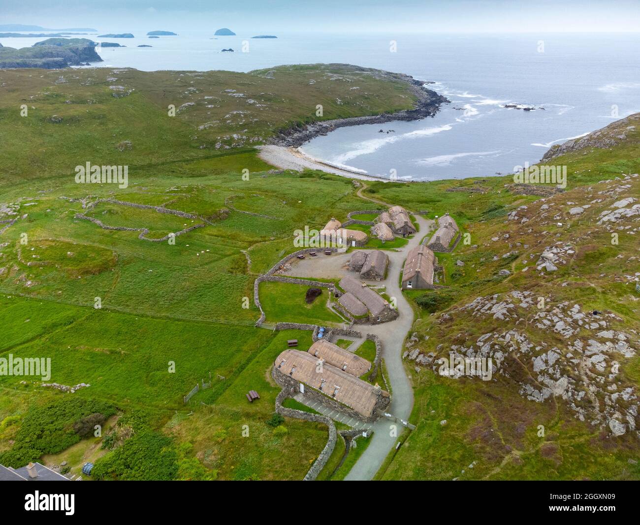 Vista aerea dal drone del villaggio di Gearrannan Blackhouse a Garenin sull'Isola di Lewis , Ebridi esterne, Scozia Regno Unito Foto Stock