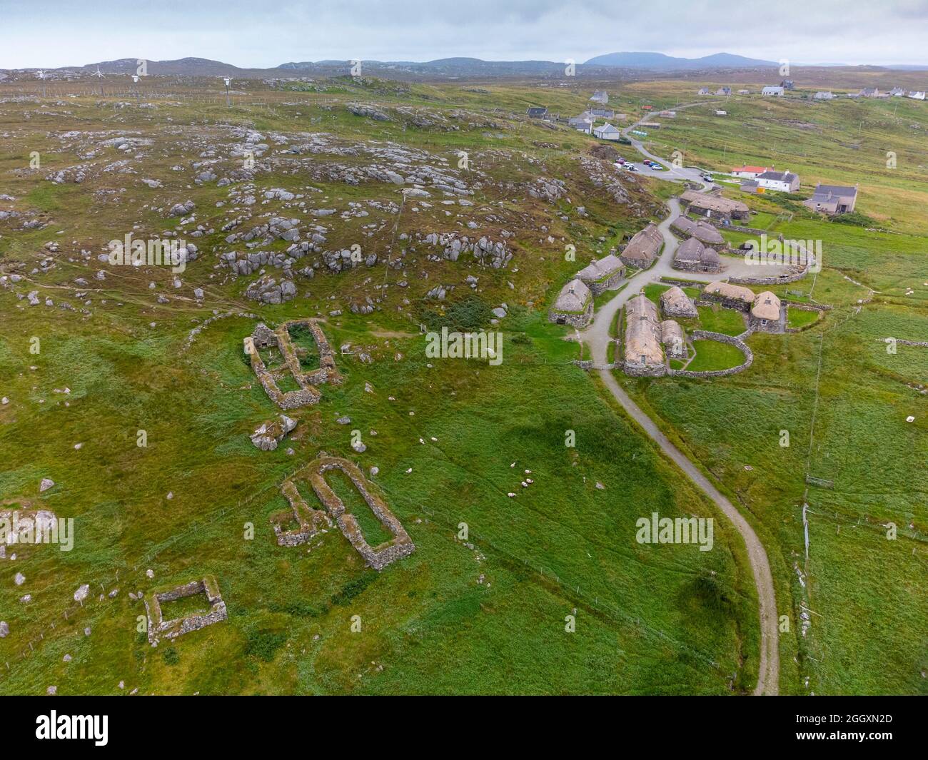 Vista aerea dal drone del villaggio di Gearrannan Blackhouse a Garenin sull'Isola di Lewis , Ebridi esterne, Scozia Regno Unito Foto Stock