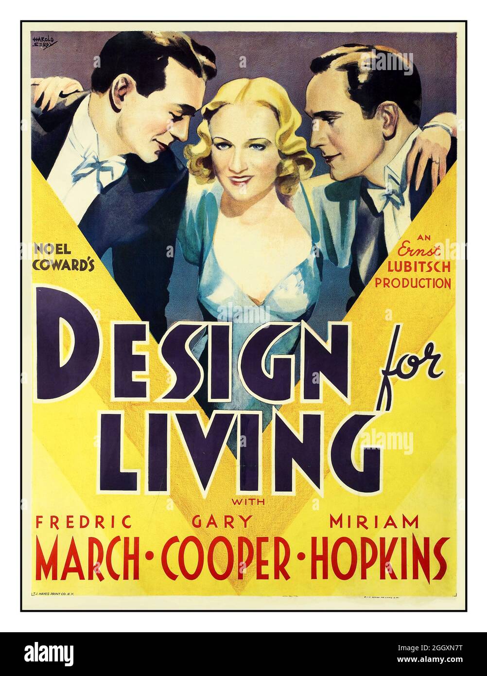 Vintage 1930 Movie Film Poster DESIGN FOR LIVING 1933 A Paramount Pictures Noel Coward Comedy con Gary Cooper, Miriam Hopkins e Fredric March Design for Living è un film comico pre-Code del 1933 diretto da Ernst Lubitsch da una sceneggiatura di ben Hecht, Basato sul gioco del 1932 dello stesso nome di Noël Coward. Con Fredric March, Gary Cooper e Miriam Hopkins, il film riguarda una donna che non può decidere tra due uomini che la amano, e il trio accetta di provare a vivere insieme in un rapporto platonico amichevole. Foto Stock