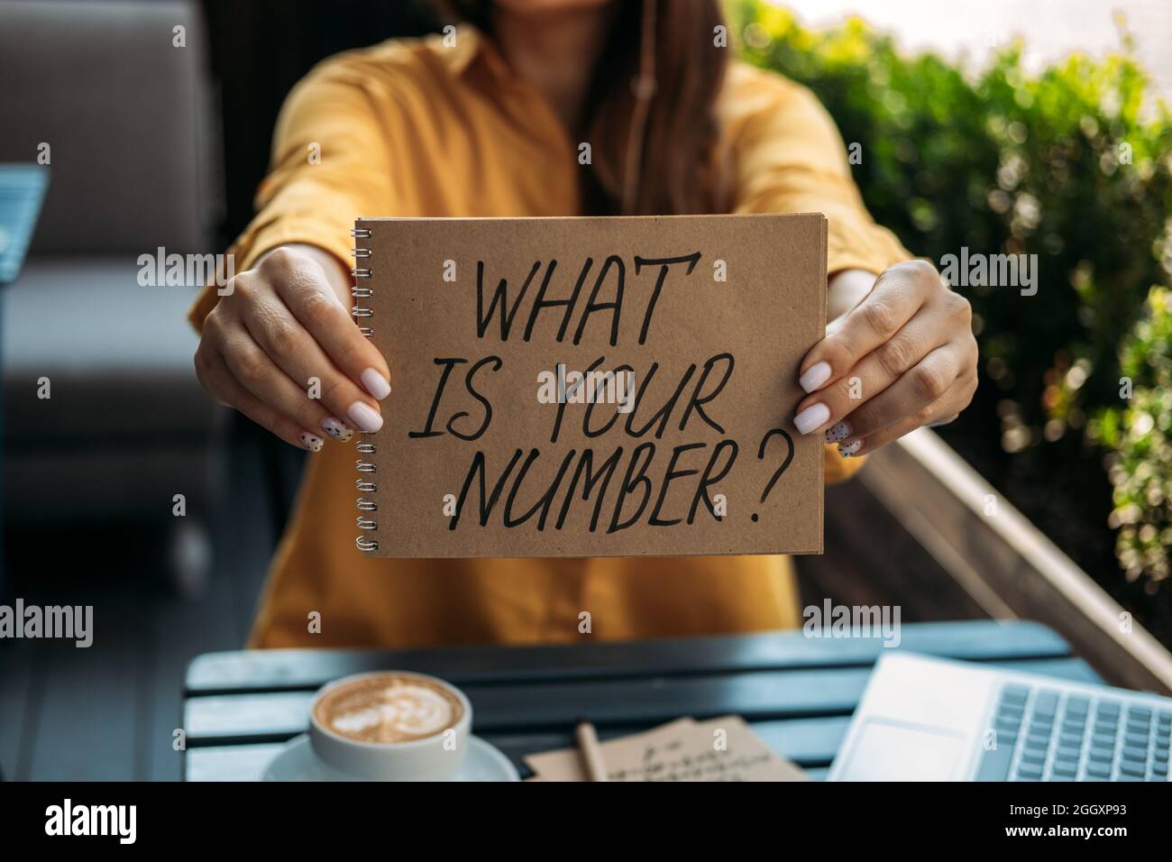 Concetto di numeri di numerologia. Numerologia Calcola il percorso di vita e i numeri di destino. La mano del numerologo femminile con il testo che cosa il vostro numero e molti ciottoli st Foto Stock