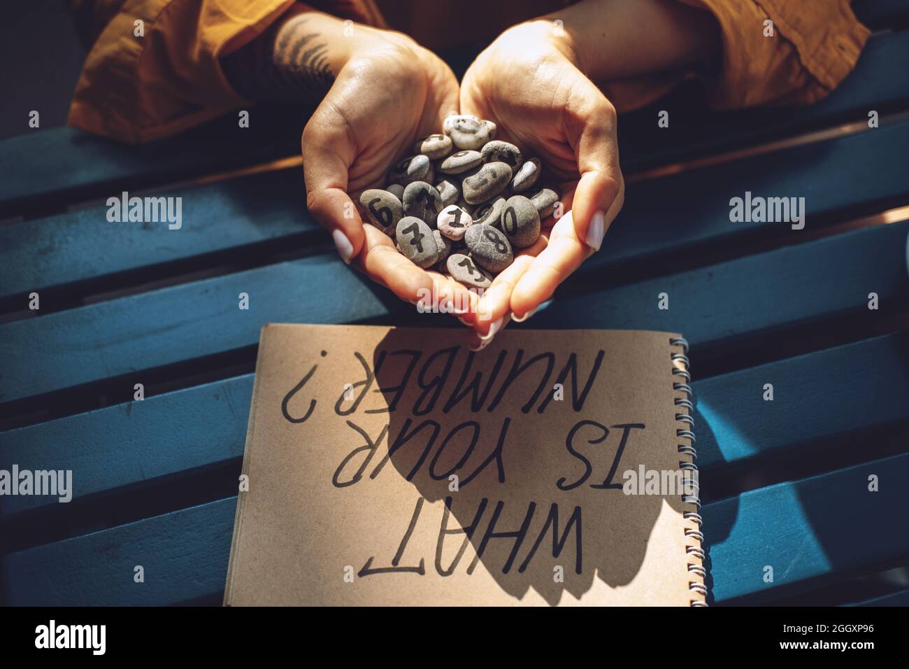 Concetto di numeri di numerologia. Numerologia Calcola il percorso di vita e i numeri di destino. Mano numerologa femminile con testo che cosa il tuo numero in blocco note Foto Stock