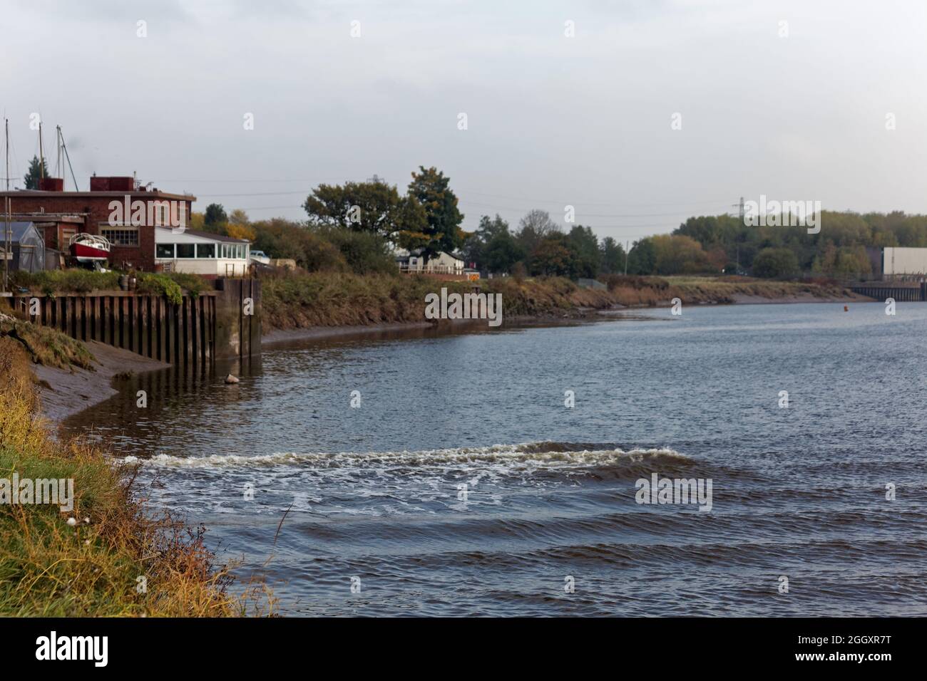 Un debole foro di Mersey Tidal che attraversa parte del canale mentre si avvicina al Fiddler's Ferry Foto Stock