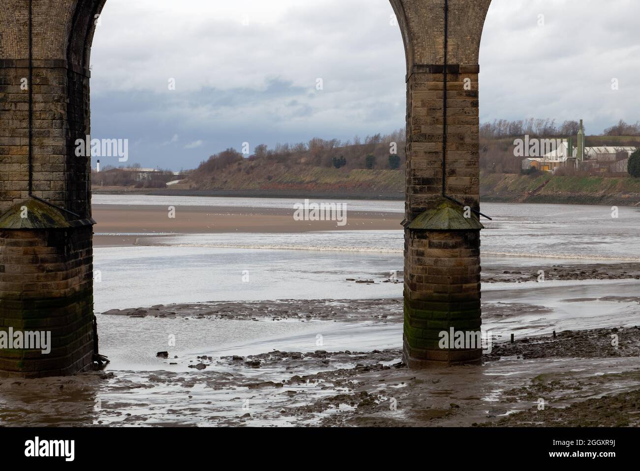Il foro di Mersey Tidal si avvicina a due dei moli del Ponte del Giubileo d'Argento visto da Widnes Foto Stock