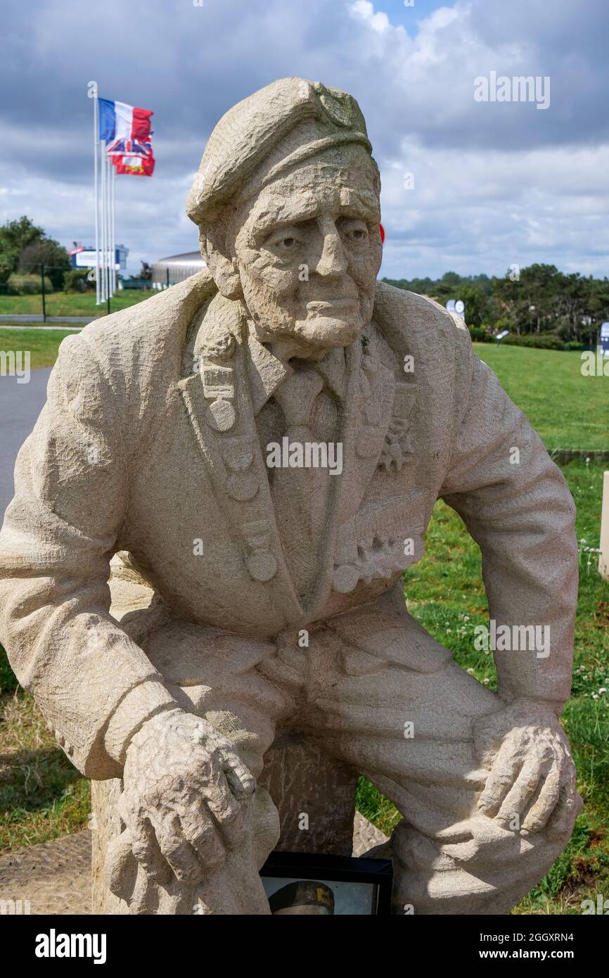 Statua del veterano britannico Bill Pendell, British « D-Day 75 Giardino, Arromanche, Calvados, Regione Normandia, Northwestern Francia Foto Stock