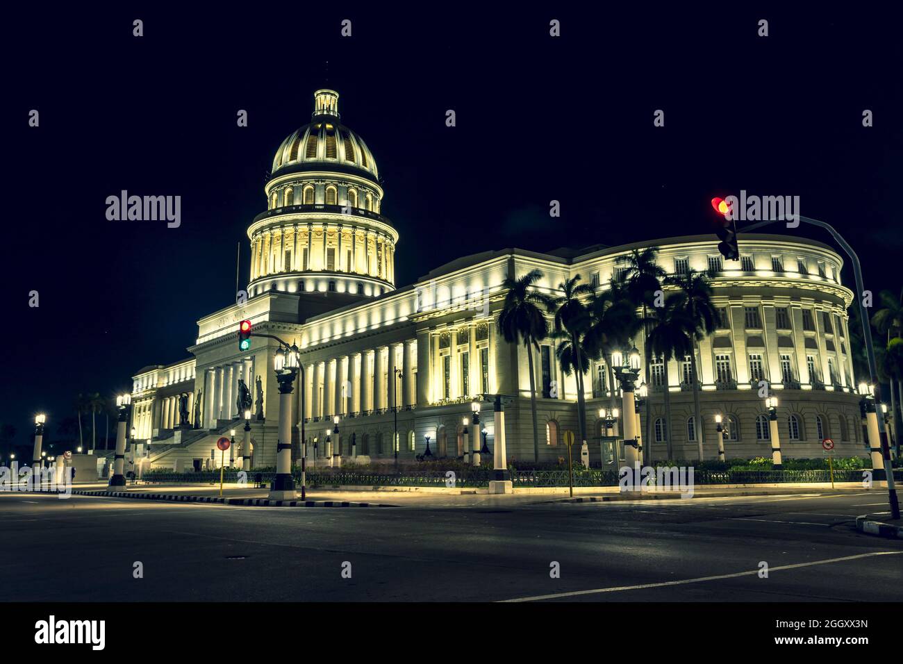 Edificio illuminato del Campidoglio Nazionale a l'Avana, Cuba in serata Foto Stock