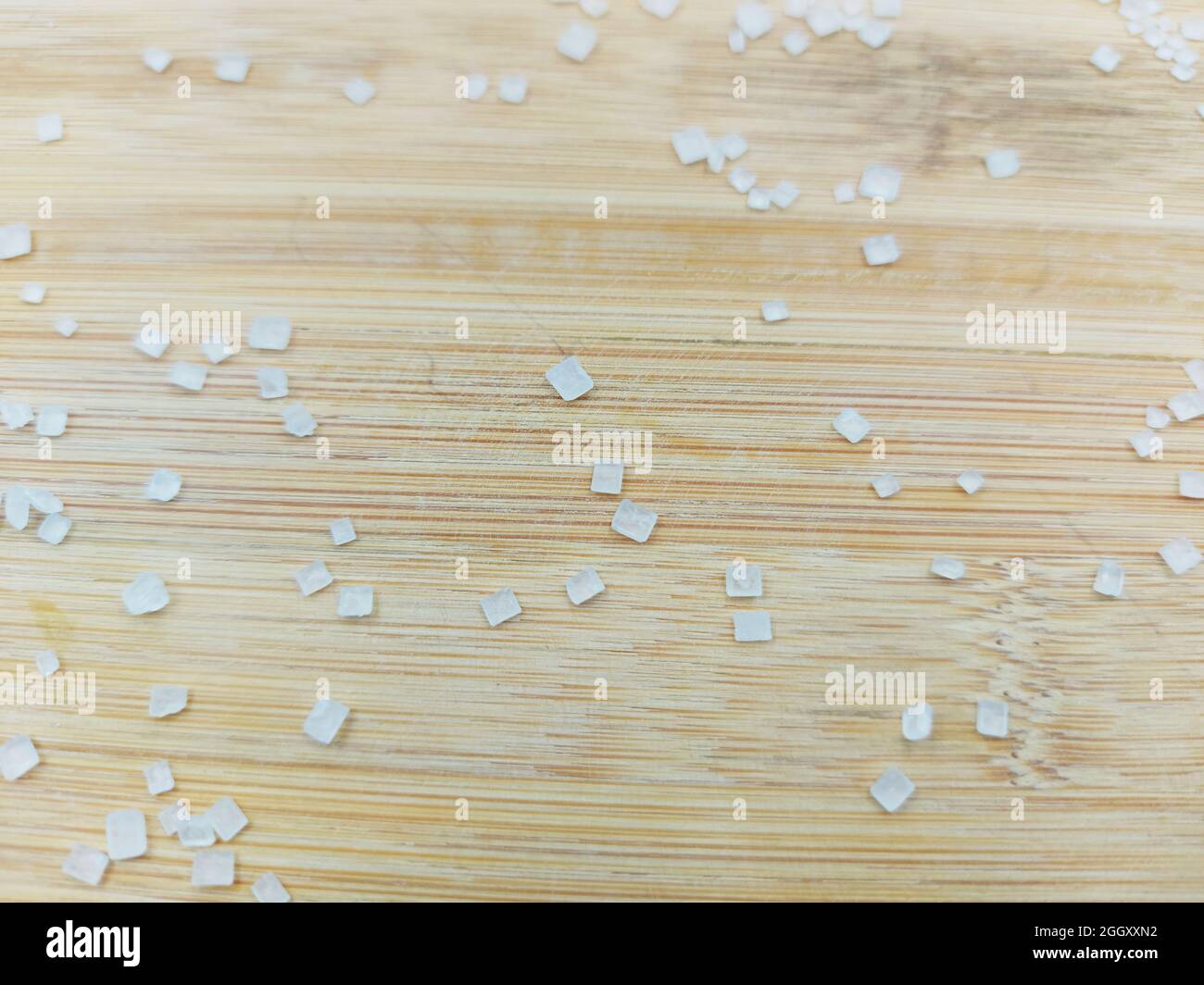 Closep shot di granuli del sale marino su una superficie di legno Foto Stock