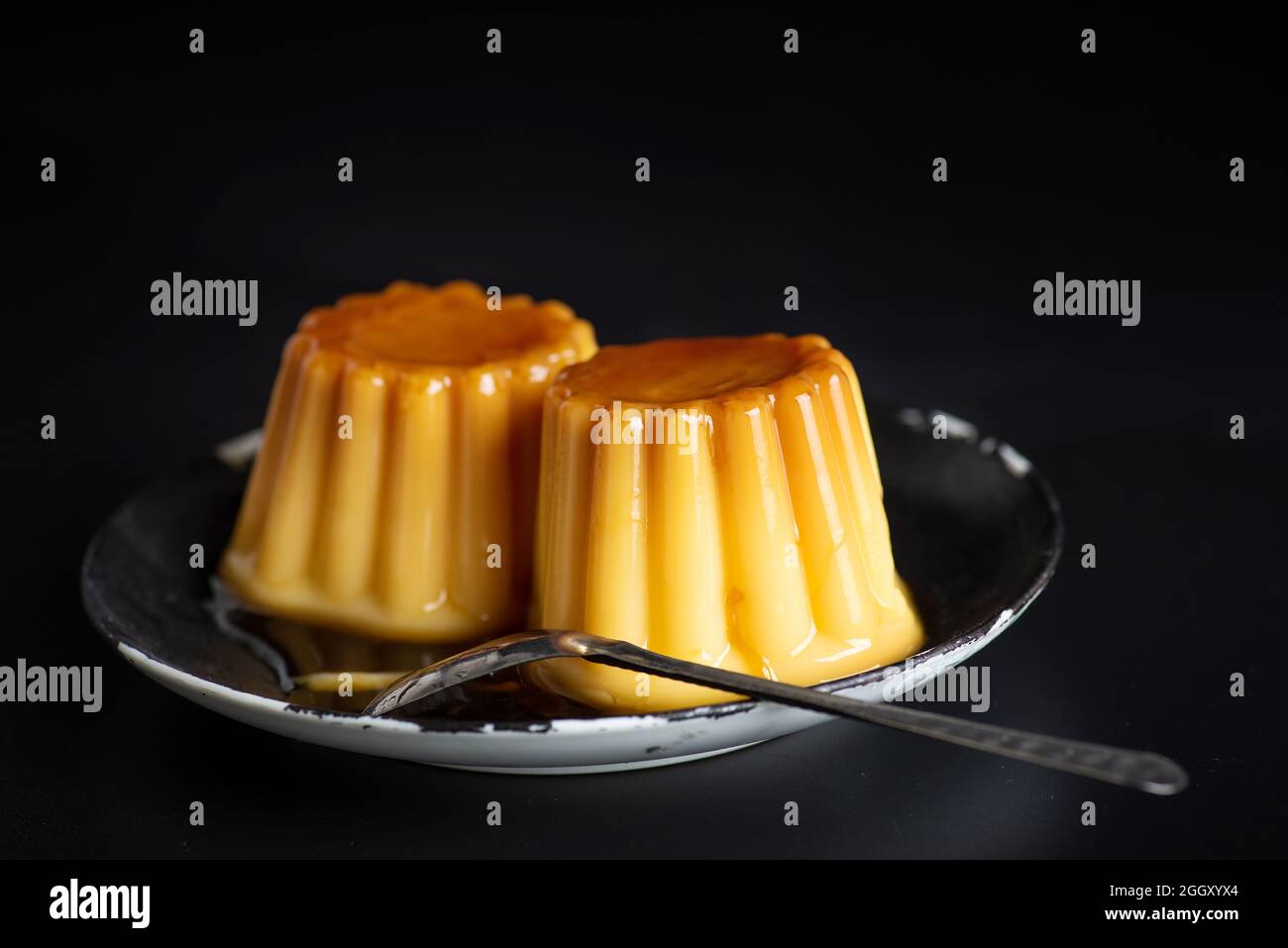 budino di vanila fatto in casa a forma di stampo servito su un piatto. Gustoso dessert al latte Foto Stock