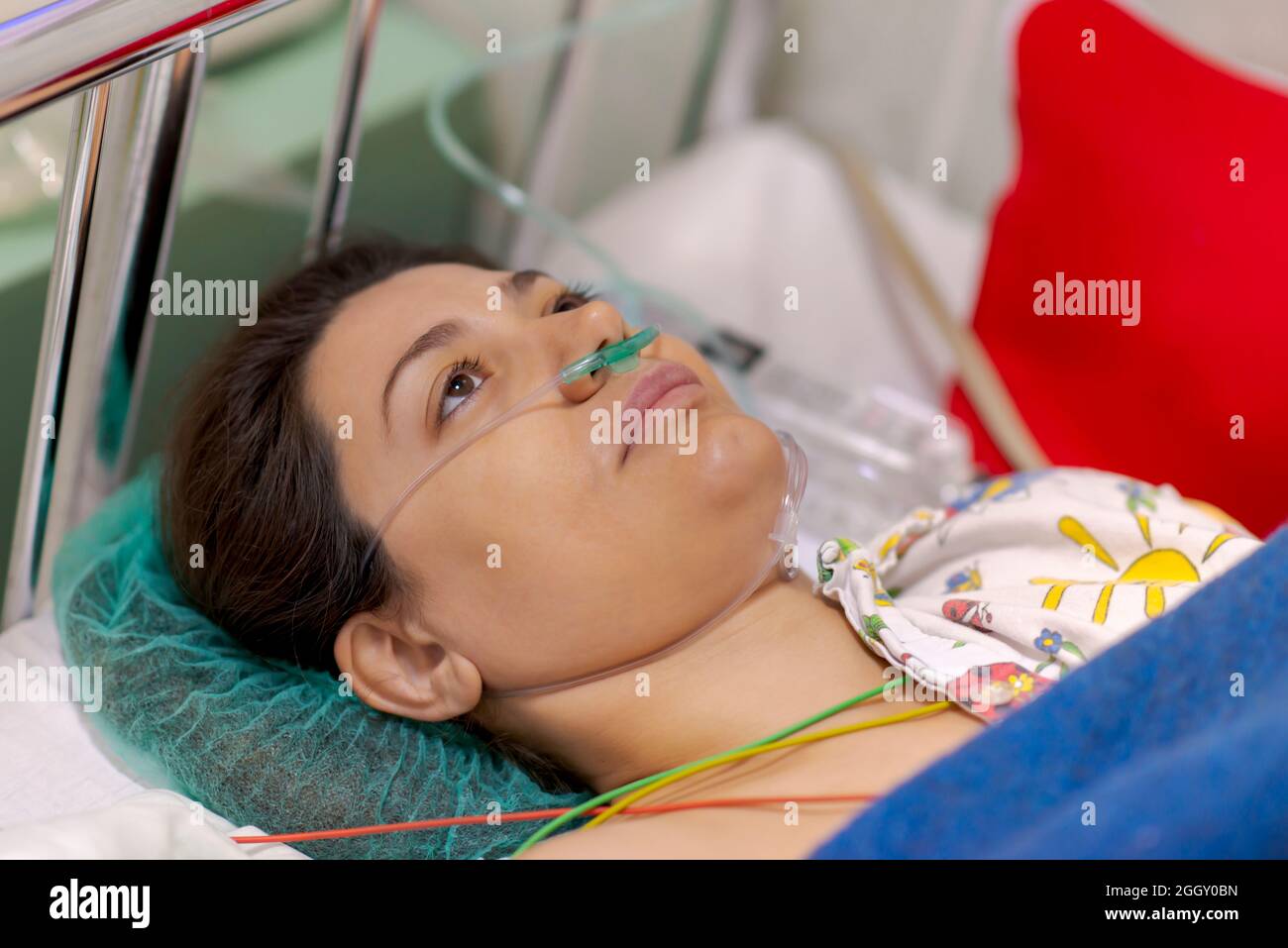 La donna che viene monitorato in una camera di recupero Foto Stock