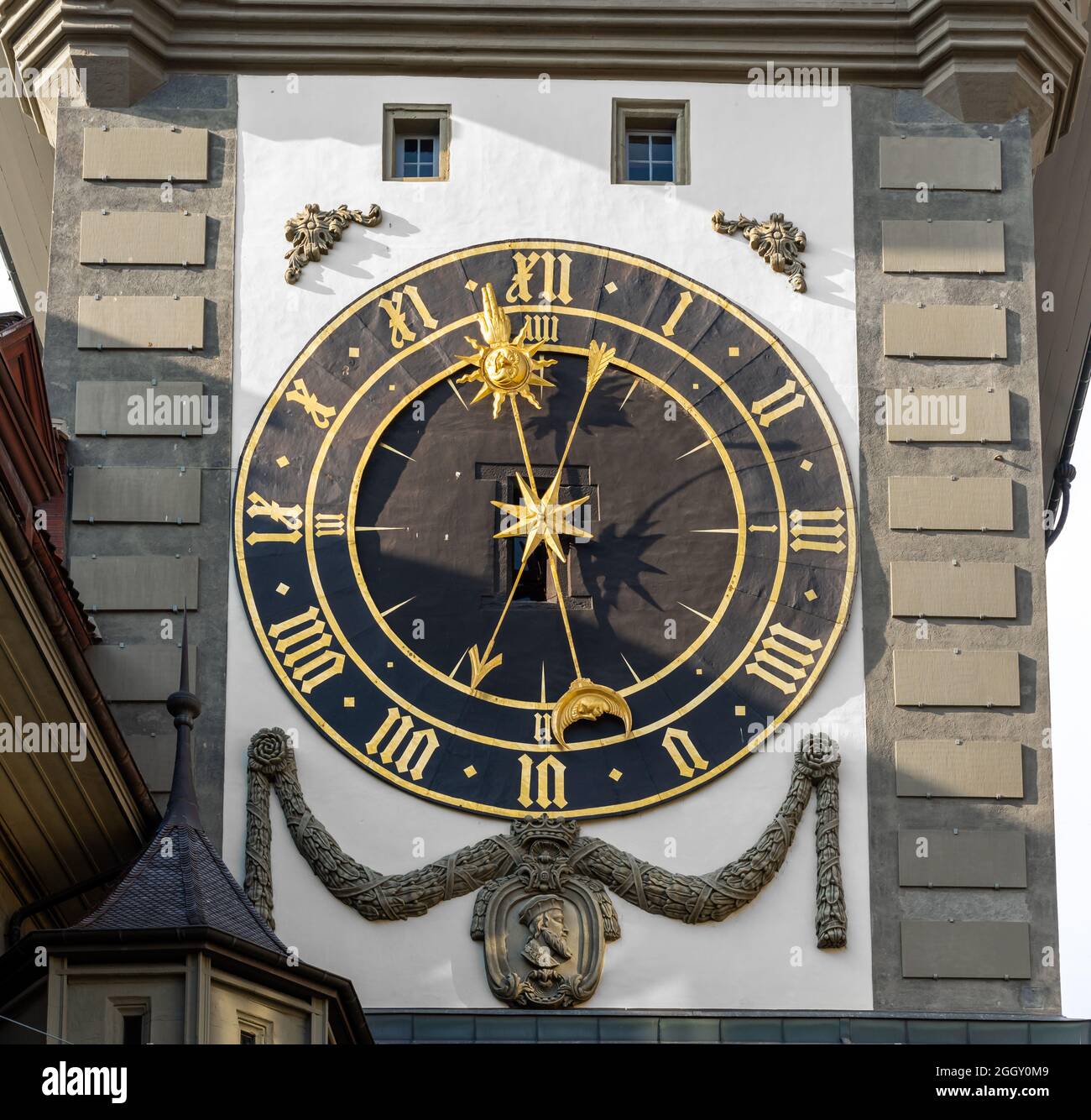 Particolare dell'Orologio sulla facciata orientale di Zytglogge - Orologio medievale a torre - Berna, Svizzera Foto Stock