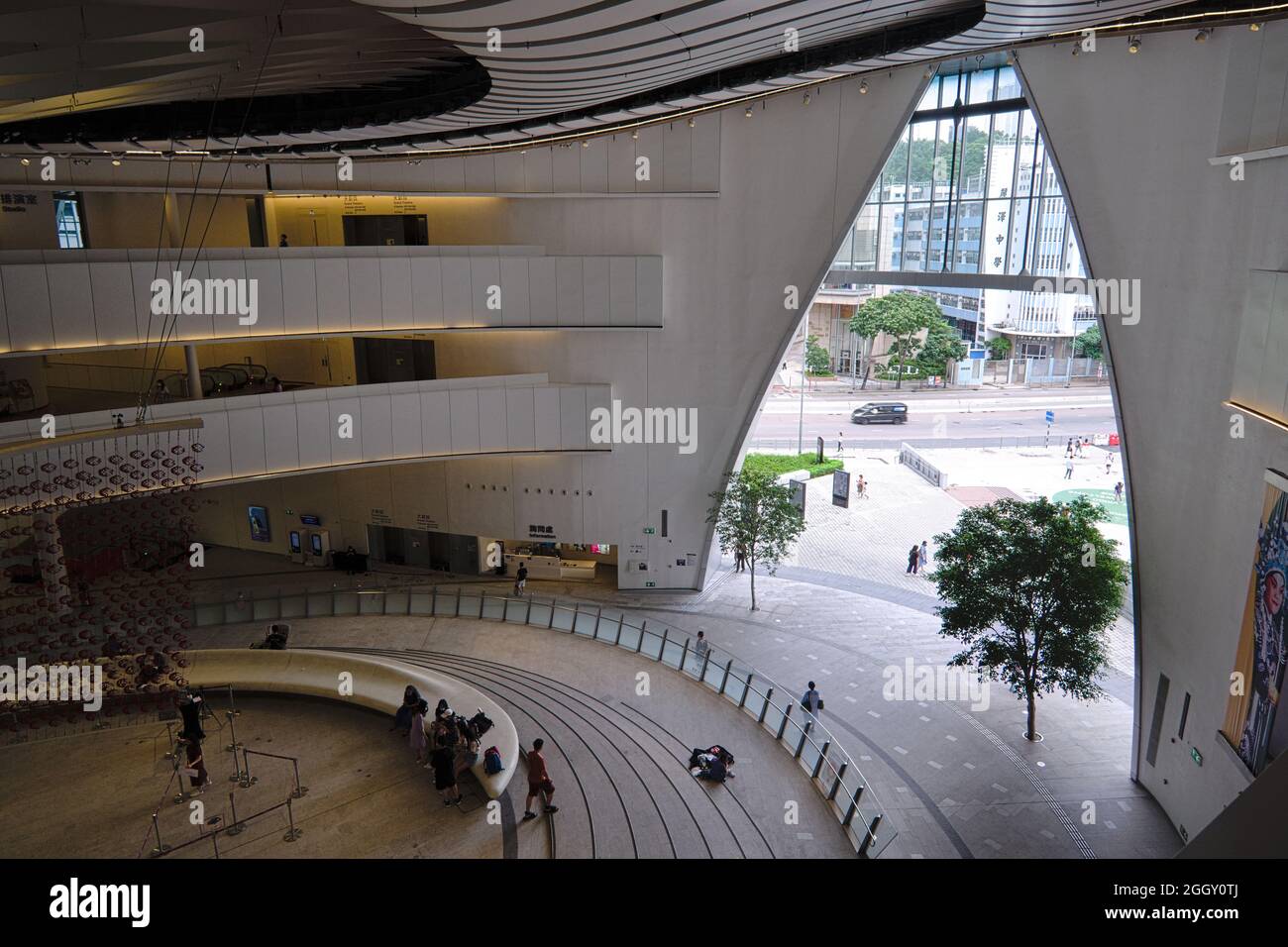 West Kowloon, Hong Kong, Cina - 15-08-2021: Xiqu Centre, un luogo d'arte di classe mondiale per l'opera cinese progettato da Revery Architecture Foto Stock