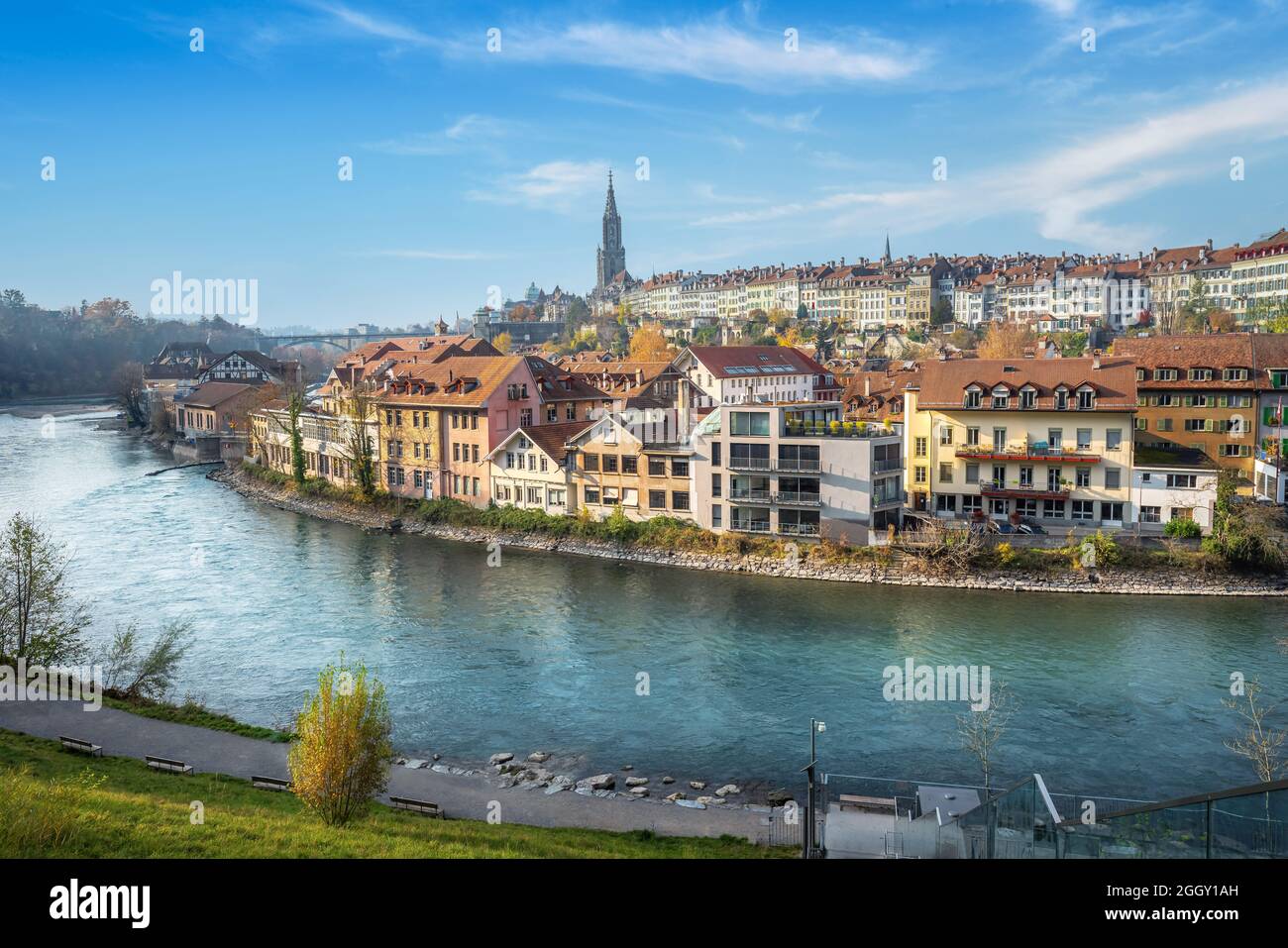 Skyline della città di Berna con il fiume Aare e la torre della cattedrale di Berna Minster sullo sfondo - Berna, Svizzera Foto Stock