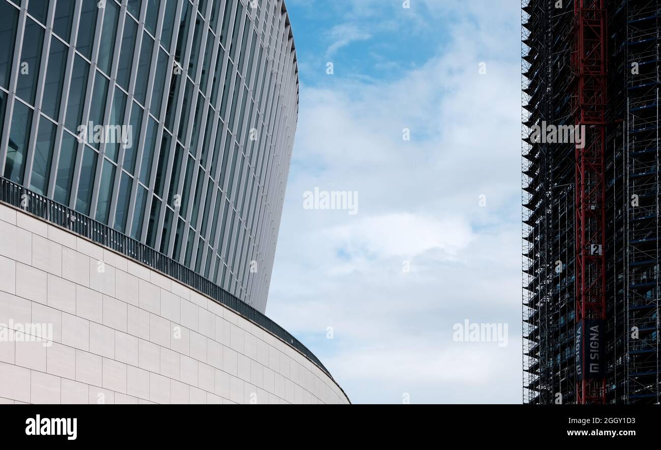 Berlino, Germania, 27 agosto 2021, Mercedes-Benz Arena e adiacente cantiere nella zona di Mediapsree Foto Stock