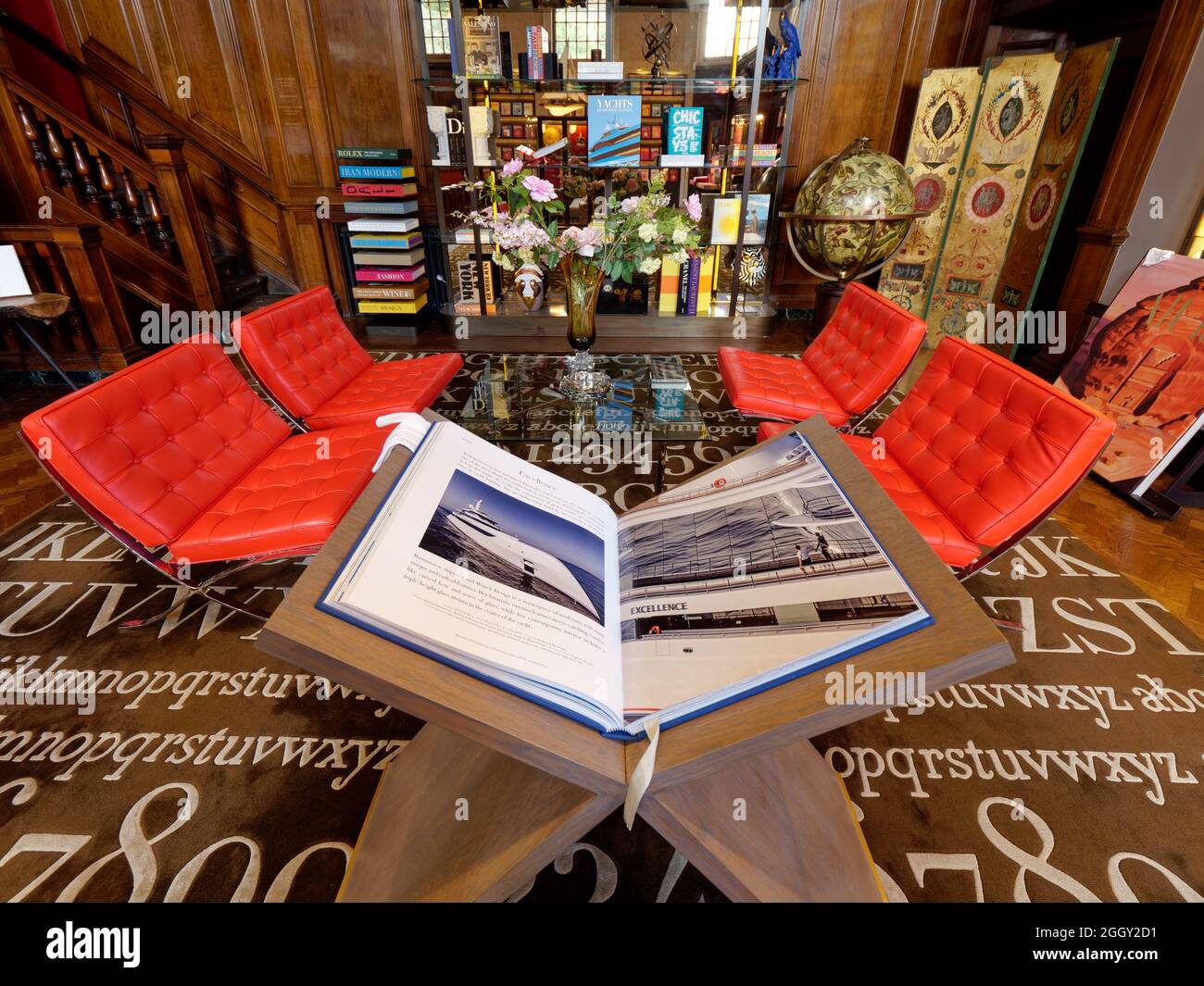 Londra, Grande Londra, Inghilterra, Agosto 24 2021: Interno di Maison Assouline Londra su Piccadilly. Editore di lusso e libreria. Foto Stock