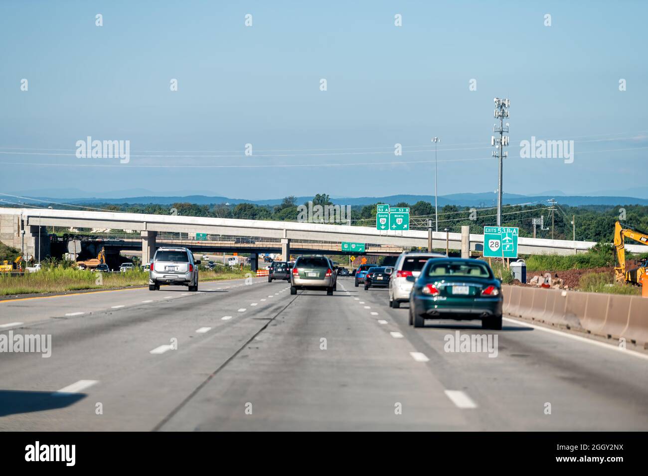 Gainesville, USA - 30 agosto 2020: Traffico sull'interstate Highway i-66 in Virginia con molte auto che guidano punto di vista nella zona metropolitana di Washington DC Foto Stock